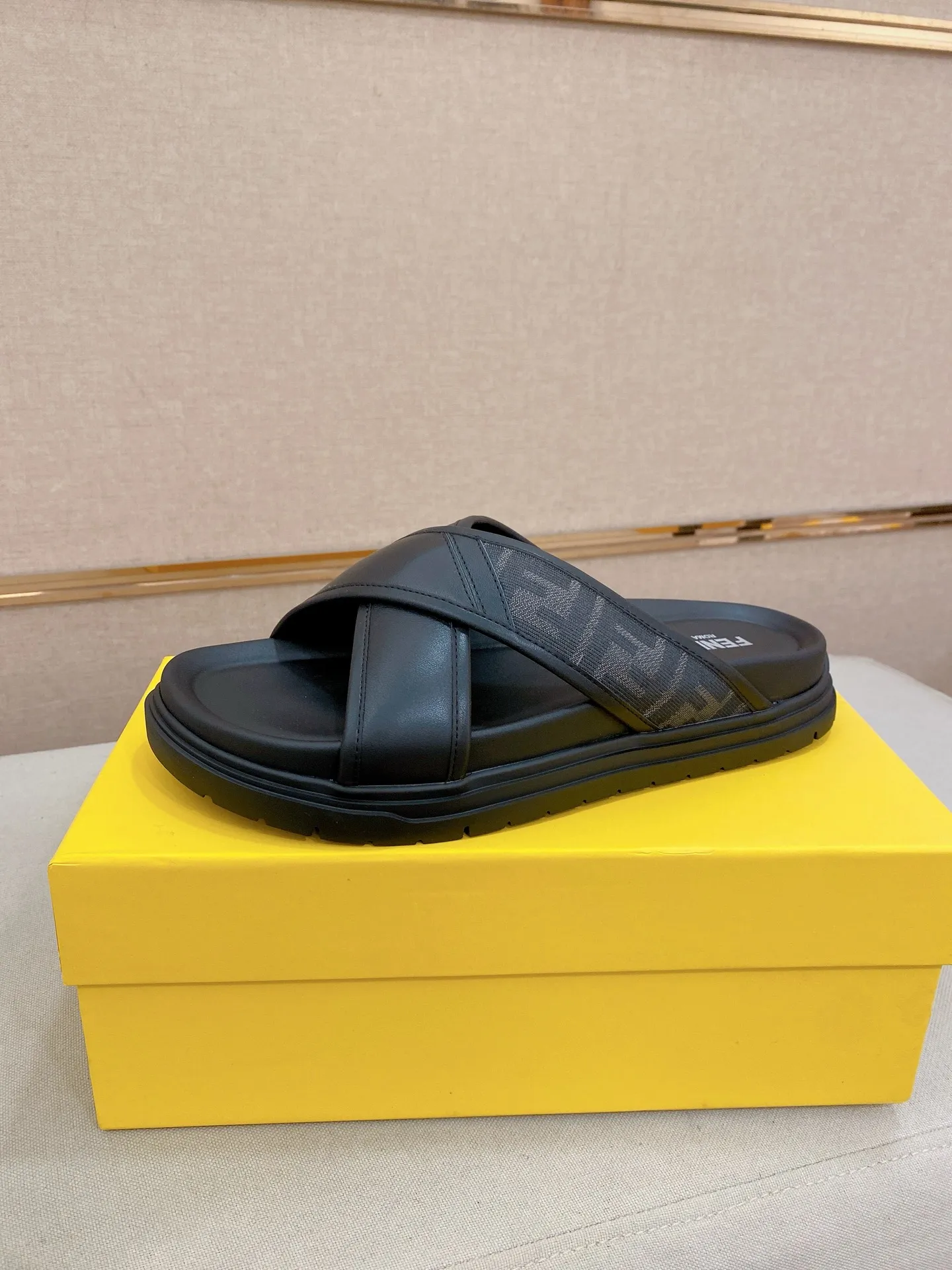 Factory price: 320💰 [Fendi Slippers] High-end brand of men's shoes, official website 1:1 latest masterpiece: original mold customization, the fabric is made of imported original materials, upgraded outsole, lighter and non-slip. The market's top quality, simple yet tasteful, a must-have for fashionistas, fashionable at your feet, full of confidence, the same style at the counter 👍The season of summer slippers is here. Code: 38-44 (45 is custom-made and cannot be returned or exchanged)